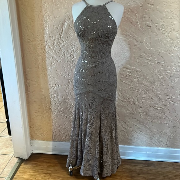 Windsor Mermaid Dress Size 3/4 (Small)
Gray Sequin Lace Maxi Prom wedding - Picture 2 of 7